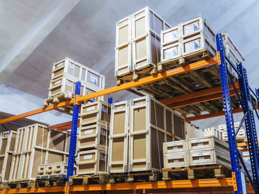 What is pallet flow racking and how does it actually move pallets?
