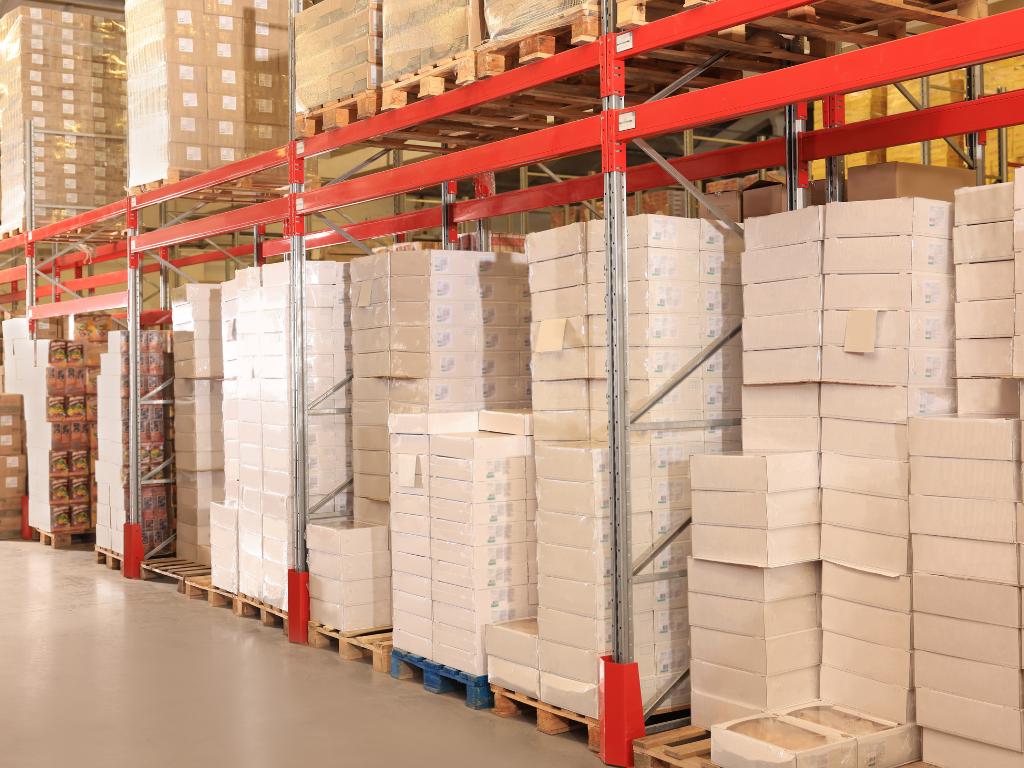 How is a pallet racking beam's load rating decided?
